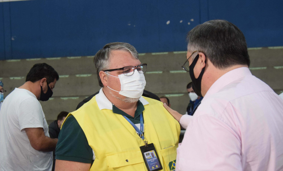 O Paraná iniciou nesta terça-feira (1º) a vacinação contra a Covid-19 em trabalhadores do transporte aéreo, em todo o Estado. O secretário de Estado da Saúde, Beto Preto, esteve presente no ginásio Ney Braga, em São José dos Pinhais, para acompanhar a imunização dos profissionais vinculados ao aeroporto internacional Afonso Pena. - Curitiba, 01/06/2021 - Foto: Américo Antonio/SESA