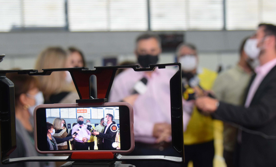 O Paraná iniciou nesta terça-feira (1º) a vacinação contra a Covid-19 em trabalhadores do transporte aéreo, em todo o Estado. O secretário de Estado da Saúde, Beto Preto, esteve presente no ginásio Ney Braga, em São José dos Pinhais, para acompanhar a imunização dos profissionais vinculados ao aeroporto internacional Afonso Pena. - Curitiba, 01/06/2021 - Foto: Américo Antonio/SESA