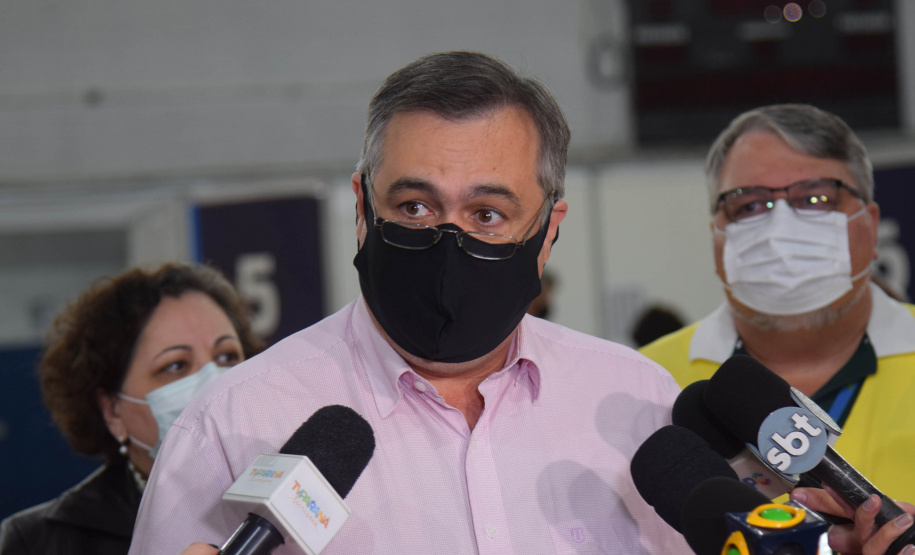 O Paraná iniciou nesta terça-feira (1º) a vacinação contra a Covid-19 em trabalhadores do transporte aéreo, em todo o Estado. O secretário de Estado da Saúde, Beto Preto, esteve presente no ginásio Ney Braga, em São José dos Pinhais, para acompanhar a imunização dos profissionais vinculados ao aeroporto internacional Afonso Pena.  -  Curitiba, 01/06/2021  -  Foto: Américo Antonio/SESA