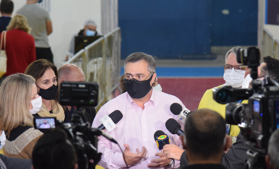 O Paraná iniciou nesta terça-feira (1º) a vacinação contra a Covid-19 em trabalhadores do transporte aéreo, em todo o Estado. O secretário de Estado da Saúde, Beto Preto, esteve presente no ginásio Ney Braga, em São José dos Pinhais, para acompanhar a imunização dos profissionais vinculados ao aeroporto internacional Afonso Pena.  -  Curitiba, 01/06/2021  -  Foto: Américo Antonio/SESA