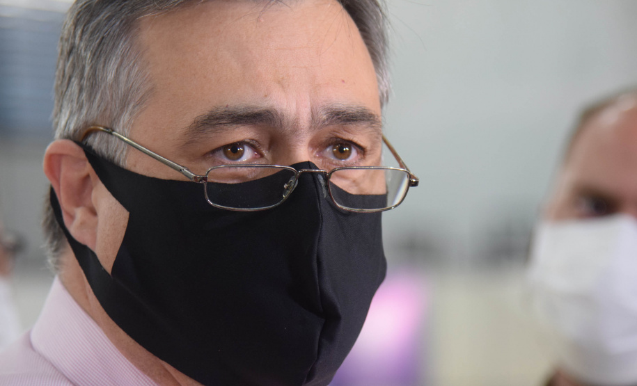 O Paraná iniciou nesta terça-feira (1º) a vacinação contra a Covid-19 em trabalhadores do transporte aéreo, em todo o Estado. O secretário de Estado da Saúde, Beto Preto, esteve presente no ginásio Ney Braga, em São José dos Pinhais, para acompanhar a imunização dos profissionais vinculados ao aeroporto internacional Afonso Pena.  -  Curitiba, 01/06/2021  -  Foto: Américo Antonio/SESA