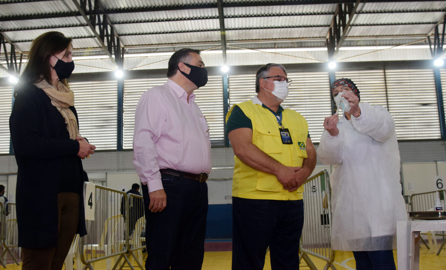 O Paraná iniciou nesta terça-feira (1º) a vacinação contra a Covid-19 em trabalhadores do transporte aéreo, em todo o Estado. O secretário de Estado da Saúde, Beto Preto, esteve presente no ginásio Ney Braga, em São José dos Pinhais, para acompanhar a imunização dos profissionais vinculados ao aeroporto internacional Afonso Pena.  -  Curitiba, 01/06/2021  -  Foto: Américo Antonio/SESA