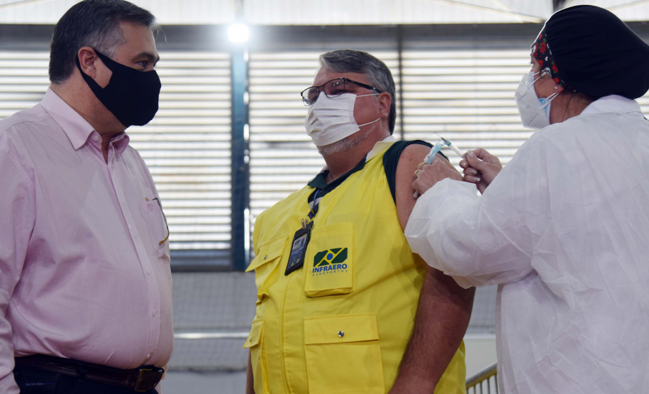 O Paraná iniciou nesta terça-feira (1º) a vacinação contra a Covid-19 em trabalhadores do transporte aéreo, em todo o Estado. O secretário de Estado da Saúde, Beto Preto, esteve presente no ginásio Ney Braga, em São José dos Pinhais, para acompanhar a imunização dos profissionais vinculados ao aeroporto internacional Afonso Pena. - Curitiba, 01/06/2021 - Foto: Américo Antonio/SESA