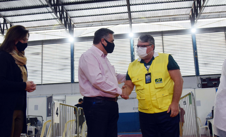 O Paraná iniciou nesta terça-feira (1º) a vacinação contra a Covid-19 em trabalhadores do transporte aéreo, em todo o Estado. O secretário de Estado da Saúde, Beto Preto, esteve presente no ginásio Ney Braga, em São José dos Pinhais, para acompanhar a imunização dos profissionais vinculados ao aeroporto internacional Afonso Pena. - Curitiba, 01/06/2021 - Foto: Américo Antonio/SESA