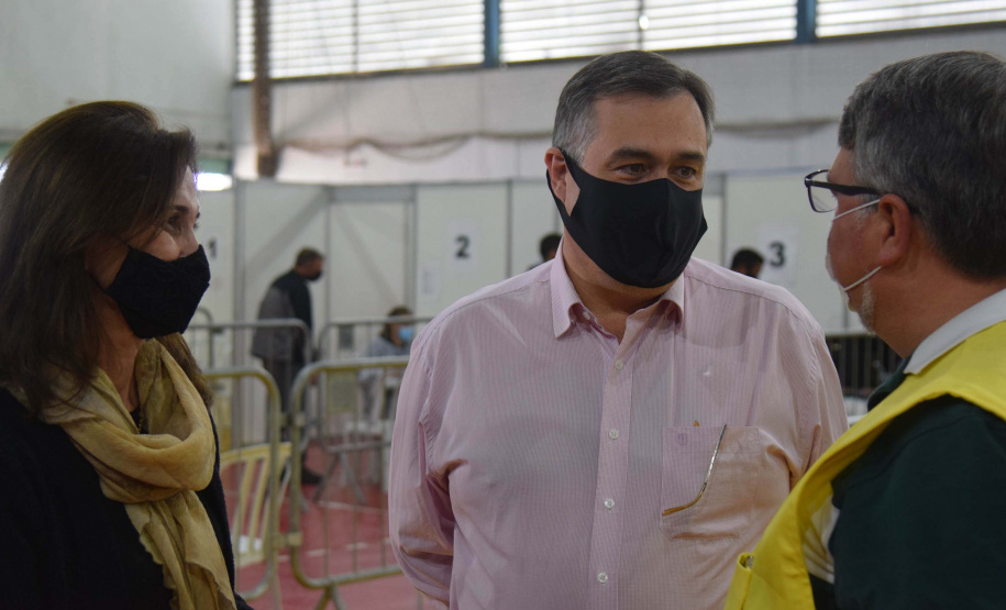 O Paraná iniciou nesta terça-feira (1º) a vacinação contra a Covid-19 em trabalhadores do transporte aéreo, em todo o Estado. O secretário de Estado da Saúde, Beto Preto, esteve presente no ginásio Ney Braga, em São José dos Pinhais, para acompanhar a imunização dos profissionais vinculados ao aeroporto internacional Afonso Pena. - Curitiba, 01/06/2021 - Foto: Américo Antonio/SESA