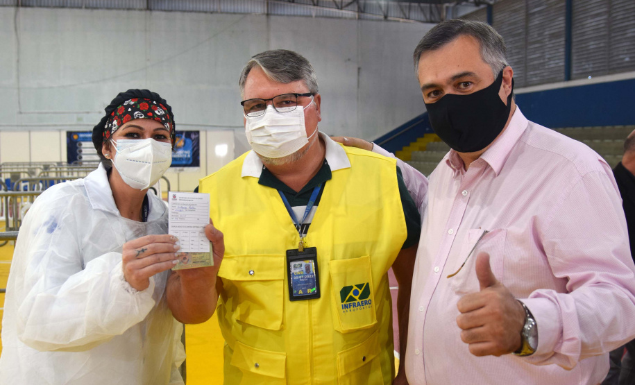 O Paraná iniciou nesta terça-feira (1º) a vacinação contra a Covid-19 em trabalhadores do transporte aéreo, em todo o Estado. O secretário de Estado da Saúde, Beto Preto, esteve presente no ginásio Ney Braga, em São José dos Pinhais, para acompanhar a imunização dos profissionais vinculados ao aeroporto internacional Afonso Pena. - Curitiba, 01/06/2021 - Foto: Américo Antonio/SESA