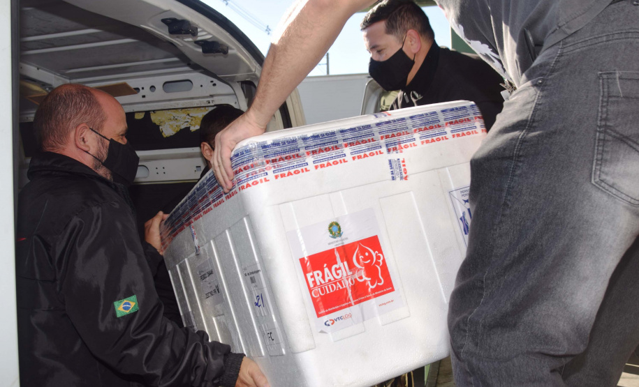 Paraná recebe mais 360.250 doses da vacina AstraZeneca contra a Covid-19. Foto: Américo Antonio/SESA