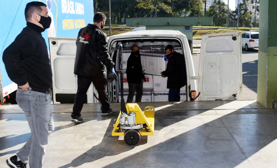 Paraná recebe mais 360.250 doses da vacina AstraZeneca contra a Covid-19. Foto: Américo Antonio/SESA