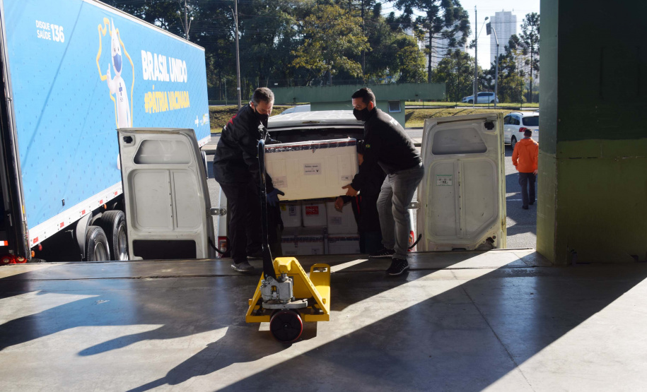 Paraná recebe mais 360.250 doses da vacina AstraZeneca contra a Covid-19. Foto: Américo Antonio/SESA