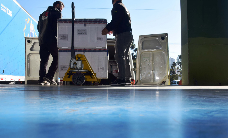 Paraná recebe mais 360.250 doses da vacina AstraZeneca contra a Covid-19. Foto: Américo Antonio/SESA