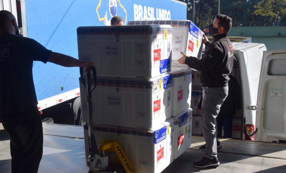 Paraná recebe mais 360.250 doses da vacina AstraZeneca contra a Covid-19. Foto: Américo Antonio/SESA