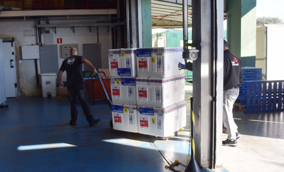 Paraná recebe mais 360.250 doses da vacina AstraZeneca contra a Covid-19. Foto: Américo Antonio/SESA