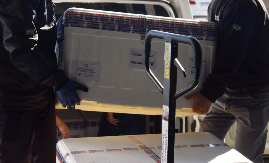 Paraná recebe mais 360.250 doses da vacina AstraZeneca contra a Covid-19. Foto: Américo Antonio/SESA