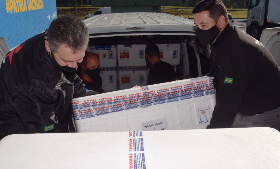 Paraná recebe mais 360.250 doses da vacina AstraZeneca contra a Covid-19. Foto: Américo Antonio/SESA