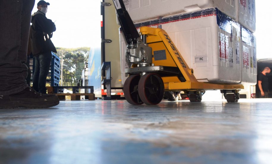 Paraná recebe mais 360.250 doses da vacina AstraZeneca contra a Covid-19. Foto: Américo Antonio/SESA