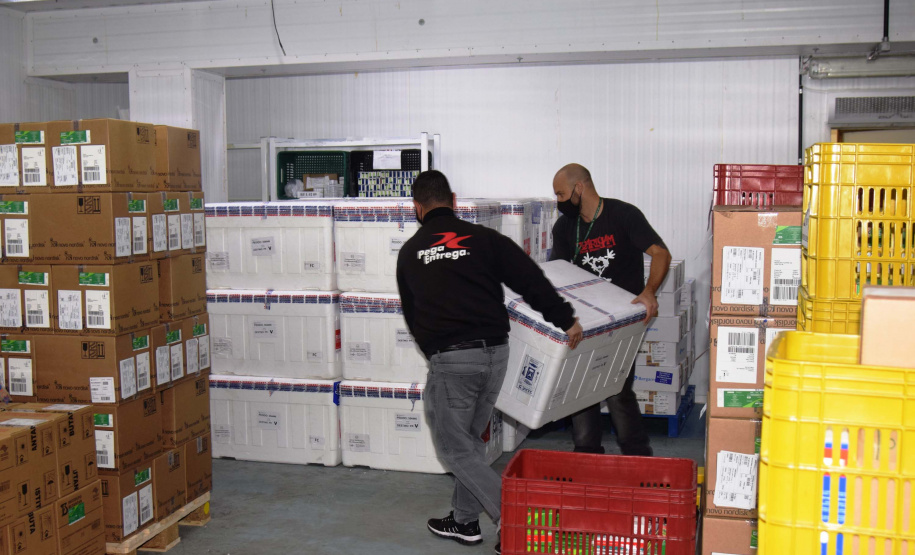 Paraná recebe mais 360.250 doses da vacina AstraZeneca contra a Covid-19. Foto: Américo Antonio/SESA