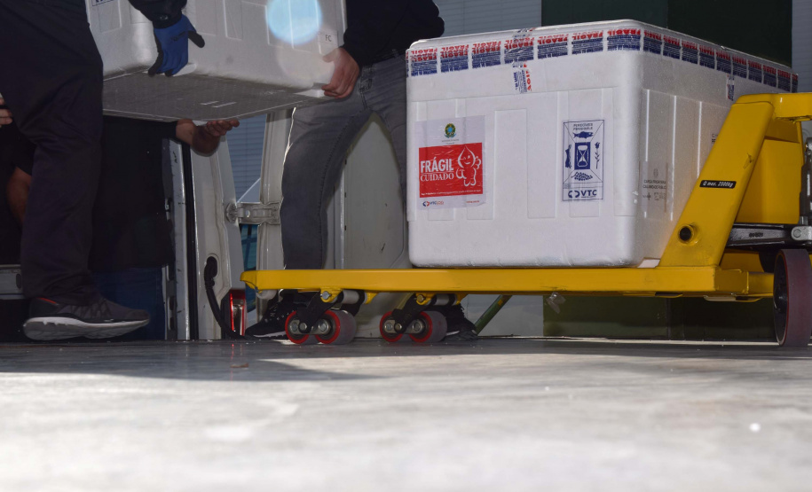 Paraná recebe mais 360.250 doses da vacina AstraZeneca contra a Covid-19. Foto: Américo Antonio/SESA