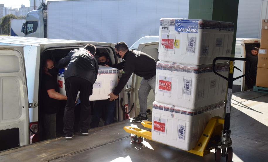 Paraná recebe mais 360.250 doses da vacina AstraZeneca contra a Covid-19. Foto: Américo Antonio/SESA