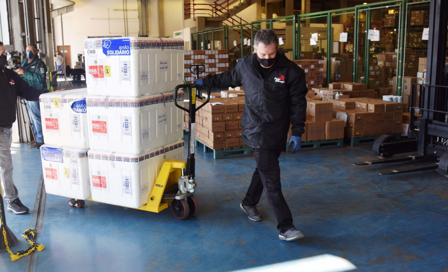 Paraná recebe mais 360.250 doses da vacina AstraZeneca contra a Covid-19. Foto: Américo Antonio/SESA