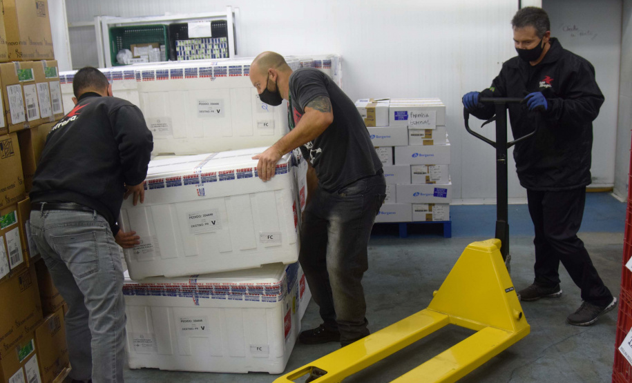 Paraná recebe mais 360.250 doses da vacina AstraZeneca contra a Covid-19. Foto: Américo Antonio/SESA