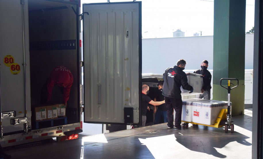 Paraná recebe mais 360.250 doses da vacina AstraZeneca contra a Covid-19. Foto: Américo Antonio/SESA