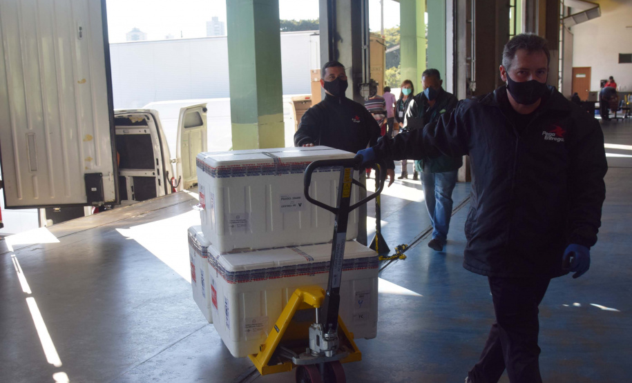 Paraná recebe mais 360.250 doses da vacina AstraZeneca contra a Covid-19. Foto: Américo Antonio/SESA