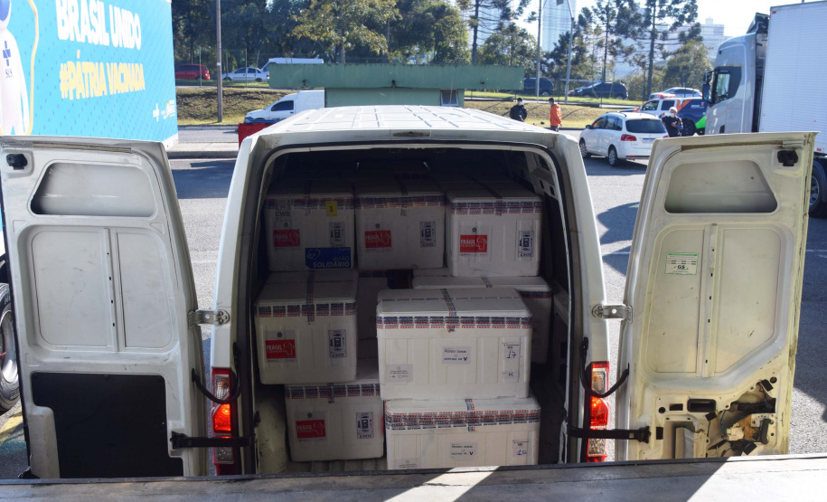 Paraná recebe mais 360.250 doses da vacina AstraZeneca contra a Covid-19. Foto: Américo Antonio/SESA