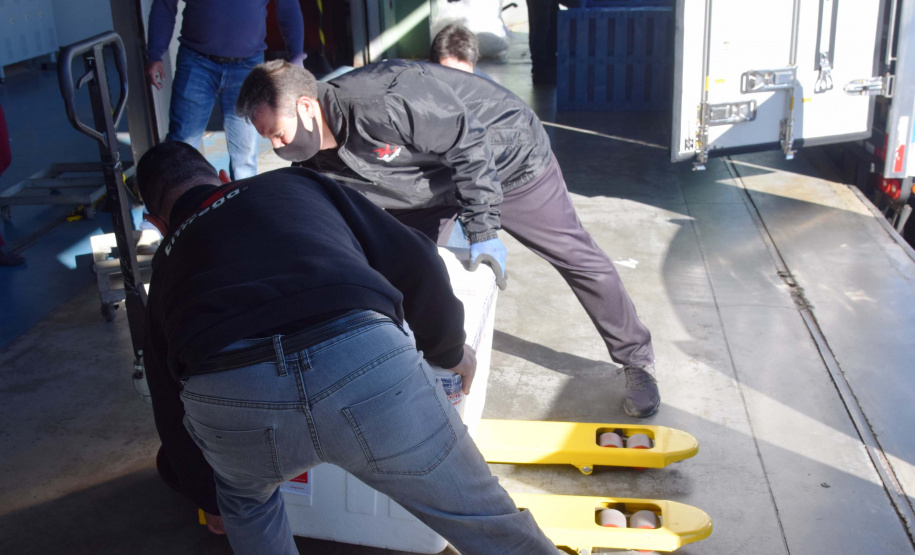 Paraná recebe mais 360.250 doses da vacina AstraZeneca contra a Covid-19. Foto: Américo Antonio/SESA