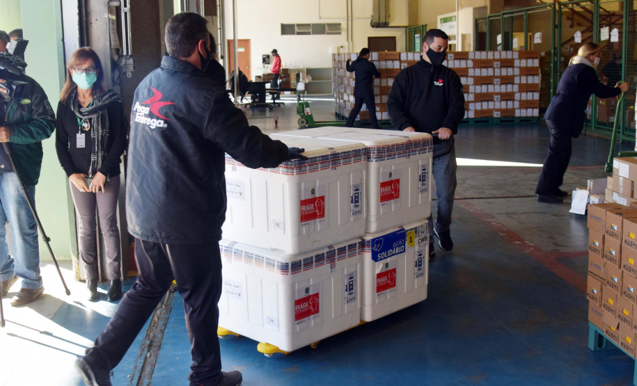 Paraná recebe mais 360.250 doses da vacina AstraZeneca contra a Covid-19. Foto: Américo Antonio/SESA