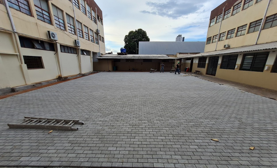 O Colégio Estadual de Paranavaí, em Paranavaí, Noroeste do Estado, está com obras de reparos no prédio com um investimento que ultrapassa R$ 2 milhões. O serviço visa à melhoria no atendimento para mais de mil alunos. A obra, de responsabilidade do Instituto Paranaense de Desenvolvimento Educacional (Fundepar), deve ser concluída ainda no segundo semestre deste ano. Foto: Fundepar