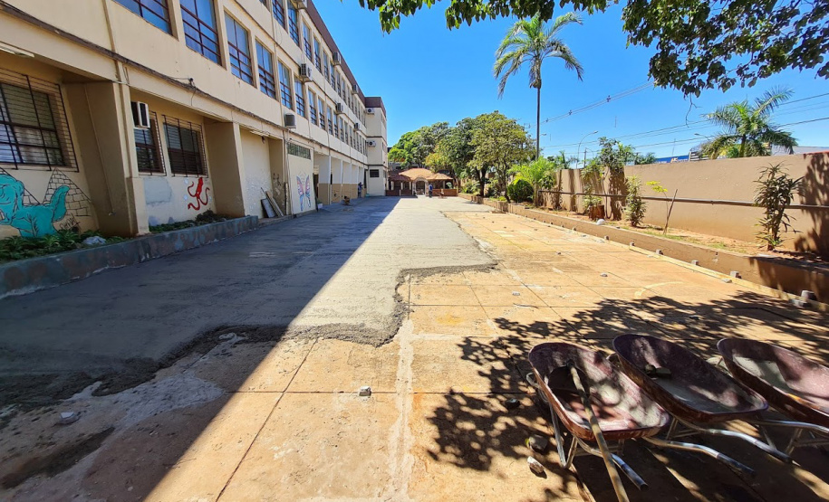 O Colégio Estadual de Paranavaí, em Paranavaí, Noroeste do Estado, está com obras de reparos no prédio com um investimento que ultrapassa R$ 2 milhões. O serviço visa à melhoria no atendimento para mais de mil alunos. A obra, de responsabilidade do Instituto Paranaense de Desenvolvimento Educacional (Fundepar), deve ser concluída ainda no segundo semestre deste ano. Foto: Fundepar