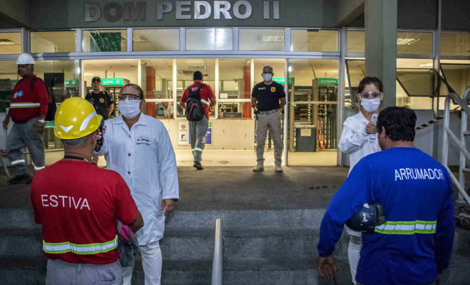Com cerca de 9,8 mil trabalhadores portuários vacinados, os cuidados contra o coronavírus continuam nos portos de Paranaguá e Antonina. O Comitê de Enfrentamento à Covid-19 da Portos do Paraná realiza o balanço da primeira etapa de vacinação, concluída no último domingo (30). A empresa pública já articula novo pedido de doses ao Ministério da Saúde. - Paranaguá, 02/06/2021 - Foto: Claudio Neves/Portos do Paraná