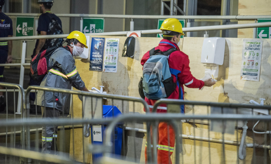 Com cerca de 9,8 mil trabalhadores portuários vacinados, os cuidados contra o coronavírus continuam nos portos de Paranaguá e Antonina. O Comitê de Enfrentamento à Covid-19 da Portos do Paraná realiza o balanço da primeira etapa de vacinação, concluída no último domingo (30). A empresa pública já articula novo pedido de doses ao Ministério da Saúde. - Paranaguá, 02/06/2021 - Foto: Claudio Neves/Portos do Paraná