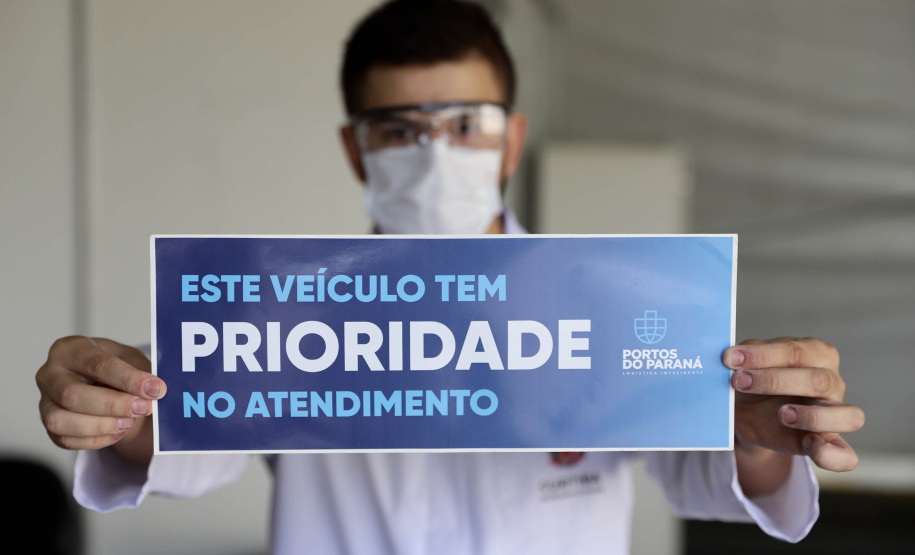 Com cerca de 9,8 mil trabalhadores portuários vacinados, os cuidados contra o coronavírus continuam nos portos de Paranaguá e Antonina. O Comitê de Enfrentamento à Covid-19 da Portos do Paraná realiza o balanço da primeira etapa de vacinação, concluída no último domingo (30). A empresa pública já articula novo pedido de doses ao Ministério da Saúde. - Paranaguá, 02/06/2021 - Foto: Claudio Neves/Portos do Paraná