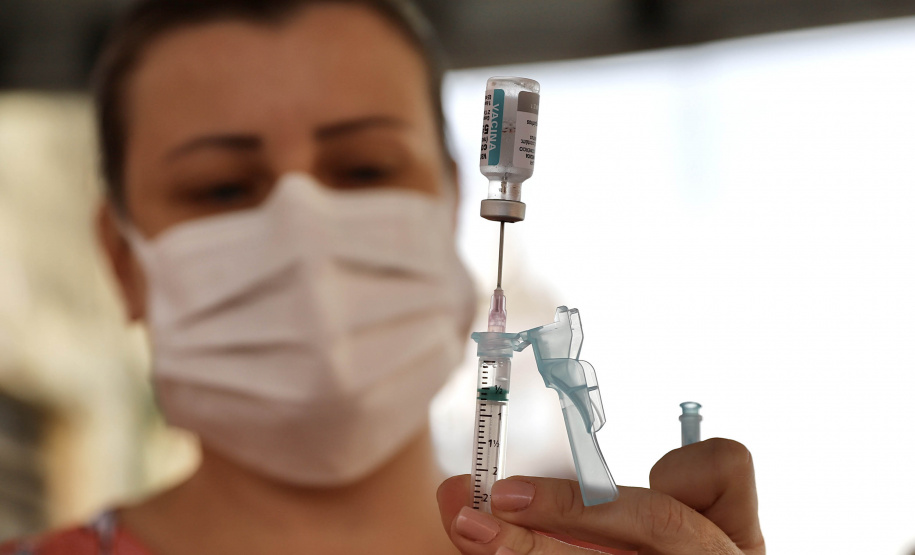 Com cerca de 9,8 mil trabalhadores portuários vacinados, os cuidados contra o coronavírus continuam nos portos de Paranaguá e Antonina. O Comitê de Enfrentamento à Covid-19 da Portos do Paraná realiza o balanço da primeira etapa de vacinação, concluída no último domingo (30). A empresa pública já articula novo pedido de doses ao Ministério da Saúde. - Paranaguá, 02/06/2021 - Foto: Claudio Neves/Portos do Paraná