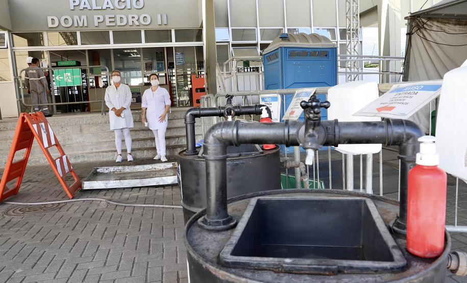 Com cerca de 9,8 mil trabalhadores portuários vacinados, os cuidados contra o coronavírus continuam nos portos de Paranaguá e Antonina. O Comitê de Enfrentamento à Covid-19 da Portos do Paraná realiza o balanço da primeira etapa de vacinação, concluída no último domingo (30). A empresa pública já articula novo pedido de doses ao Ministério da Saúde. - Paranaguá, 02/06/2021 - Foto: Claudio Neves/Portos do Paraná