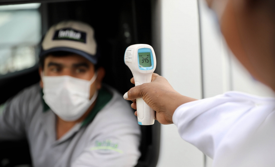 Com cerca de 9,8 mil trabalhadores portuários vacinados, os cuidados contra o coronavírus continuam nos portos de Paranaguá e Antonina. O Comitê de Enfrentamento à Covid-19 da Portos do Paraná realiza o balanço da primeira etapa de vacinação, concluída no último domingo (30). A empresa pública já articula novo pedido de doses ao Ministério da Saúde. - Paranaguá, 02/06/2021 - Foto: Claudio Neves/Portos do Paraná