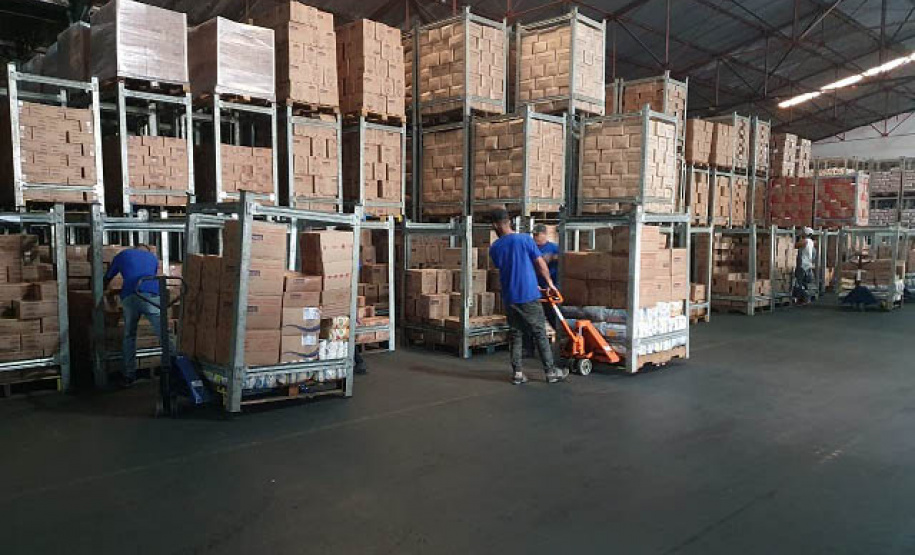 Para que a merenda chegue em cada escola de maneira adequada e em condições ideais de consumo uma grande logística é necessária. Todo o alimento não perecível como o arroz, feijão, macarrão, fubá e outros é separado, embalado e transportado para as mais de três mil instituições de ensino do estado. - Curitiba, 02/06/2021 - Foto: IDER-PARNÁ