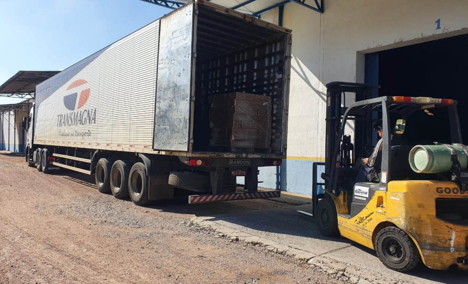 Para que a merenda chegue em cada escola de maneira adequada e em condições ideais de consumo uma grande logística é necessária. Todo o alimento não perecível como o arroz, feijão, macarrão, fubá e outros é separado, embalado e transportado para as mais de três mil instituições de ensino do estado. - Curitiba, 02/06/2021 - Foto: IDER-PARNÁ