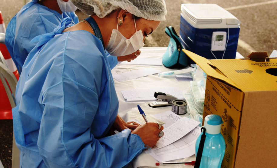 A Secretaria de Estado da Saúde (Sesa) reforça a importância da vacinação contra a Influenza, mesmo durante a pandemia. A 23ª Campanha Nacional de Imunização contra a doença começou no dia 12 de abril e até esta quarta-feira (2) apenas 31,9% da população alvo do Paraná foi vacinada. A estimativa do Ministério da Saúde é de que mais de 4,4 milhões de paranaenses devem tomar a vacina.  -  Curitiba, 02/06/2021  -  Foto: Américo Antonio/SESA