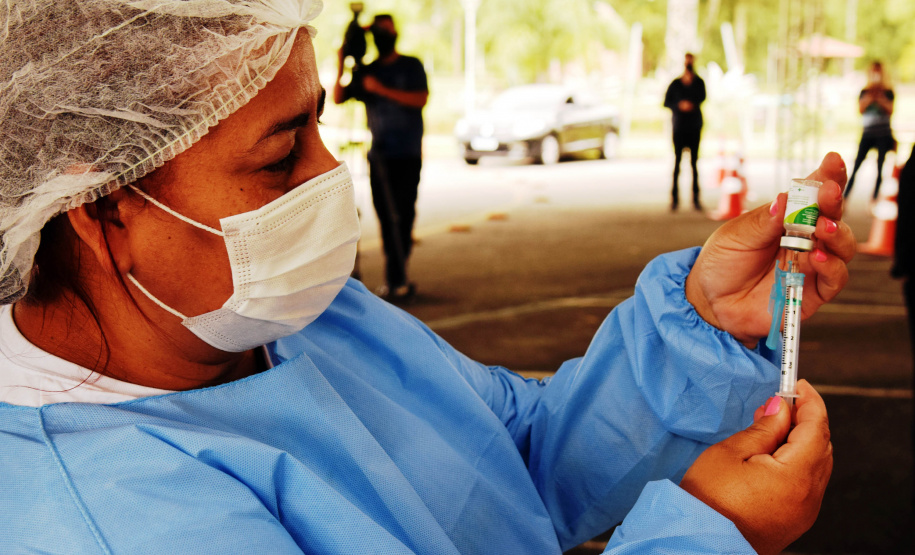 A Secretaria de Estado da Saúde (Sesa) reforça a importância da vacinação contra a Influenza, mesmo durante a pandemia. A 23ª Campanha Nacional de Imunização contra a doença começou no dia 12 de abril e até esta quarta-feira (2) apenas 31,9% da população alvo do Paraná foi vacinada. A estimativa do Ministério da Saúde é de que mais de 4,4 milhões de paranaenses devem tomar a vacina.  -  Curitiba, 02/06/2021  -  Foto: Américo Antonio/SESA