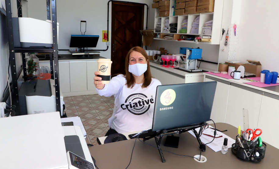 A empreendedora Alessandra Carrijo é dona de um e-commerce de brindes e presentes, que vende canecas, almofadas e kits comemorativos. A principal vitrine da loja virtual são as mídias sociais, em especial pelo Instagram, vendendo para todo o Brasil. Foto: Ari Dias/AEN