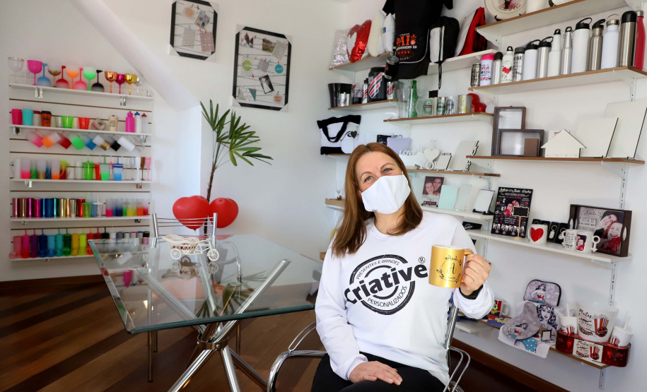A empreendedora Alessandra Carrijo é dona de um e-commerce de brindes e presentes, que vende canecas, almofadas e kits comemorativos. A principal vitrine da loja virtual são as mídias sociais, em especial pelo Instagram, vendendo para todo o Brasil. Foto: Ari Dias/AEN