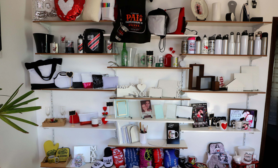 A empreendedora Alessandra Carrijo é dona de um e-commerce de brindes e presentes, que vende canecas, almofadas e kits comemorativos. A principal vitrine da loja virtual são as mídias sociais, em especial pelo Instagram, vendendo para todo o Brasil. Foto: Ari Dias/AEN
