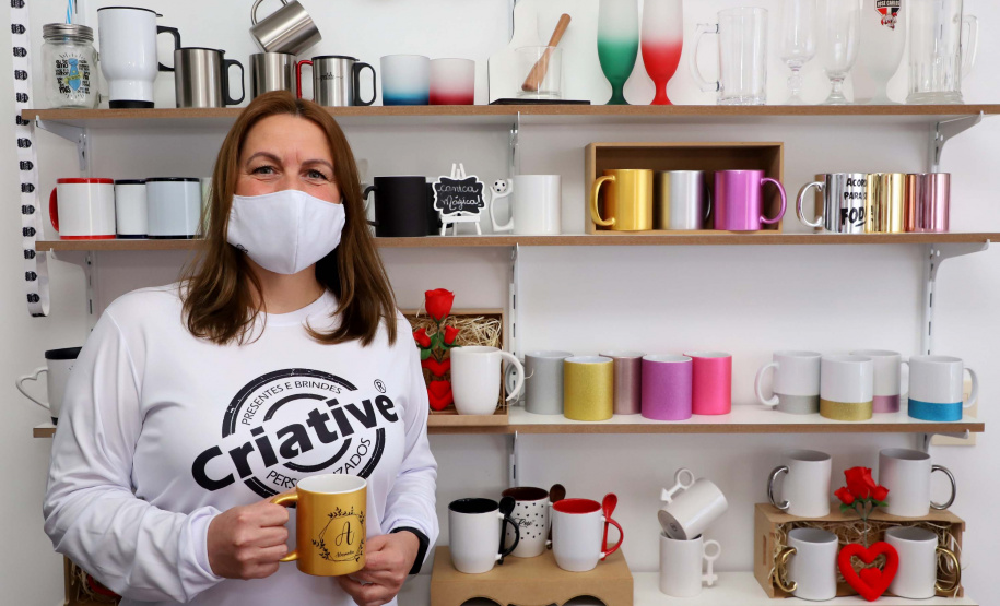 A empreendedora Alessandra Carrijo é dona de um e-commerce de brindes e presentes, que vende canecas, almofadas e kits comemorativos. A principal vitrine da loja virtual são as mídias sociais, em especial pelo Instagram, vendendo para todo o Brasil. Foto: Ari Dias/AEN