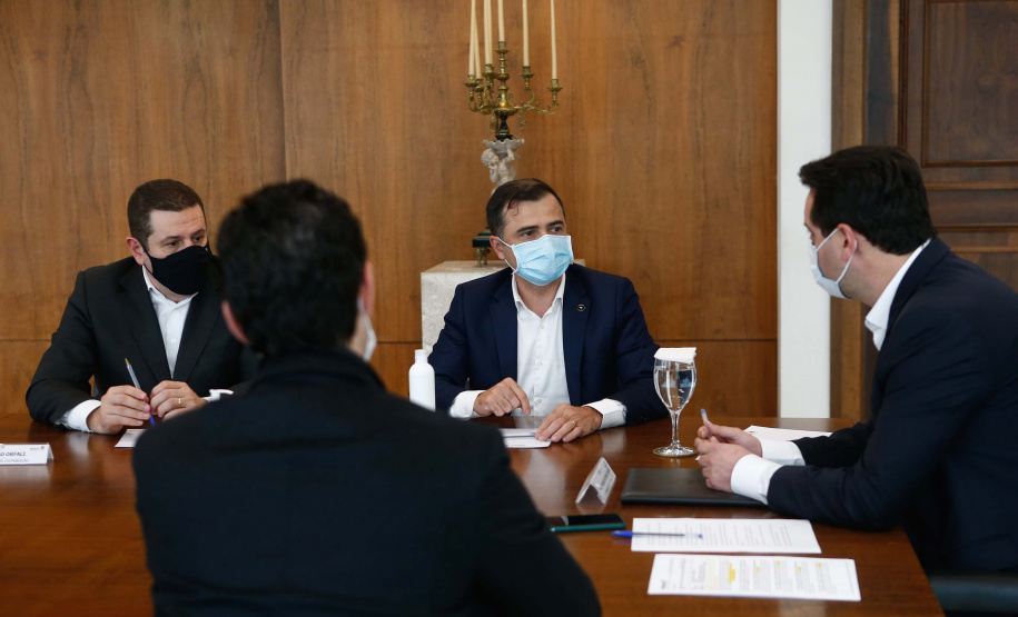 A Copel vai investir R$ 34,6 milhões em quatro projetos de Pesquisa e Desenvolvimento (P&D) na área de armazenamento de energia elétrica no Paraná.
A ordem de serviço para o início das intervenções foi assinada nesta quarta-feira (02), no Palácio Iguaçu, pelo governador Carlos Massa Ratinho Junior, pelo diretor-presidente da Copel, Daniel Pimentel Slaviero e pelo diretor da Aneel, Sandoval de Araújo Feitosa Neto. Foto: Jonathan Campos/AEN