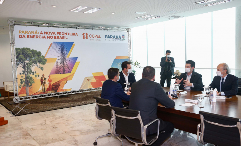 A Copel vai investir R$ 34,6 milhões em quatro projetos de Pesquisa e Desenvolvimento (P&D) na área de armazenamento de energia elétrica no Paraná.
A ordem de serviço para o início das intervenções foi assinada nesta quarta-feira (02), no Palácio Iguaçu, pelo governador Carlos Massa Ratinho Junior, pelo diretor-presidente da Copel, Daniel Pimentel Slaviero e pelo diretor da Aneel, Sandoval de Araújo Feitosa Neto. Foto: Jonathan Campos/AEN