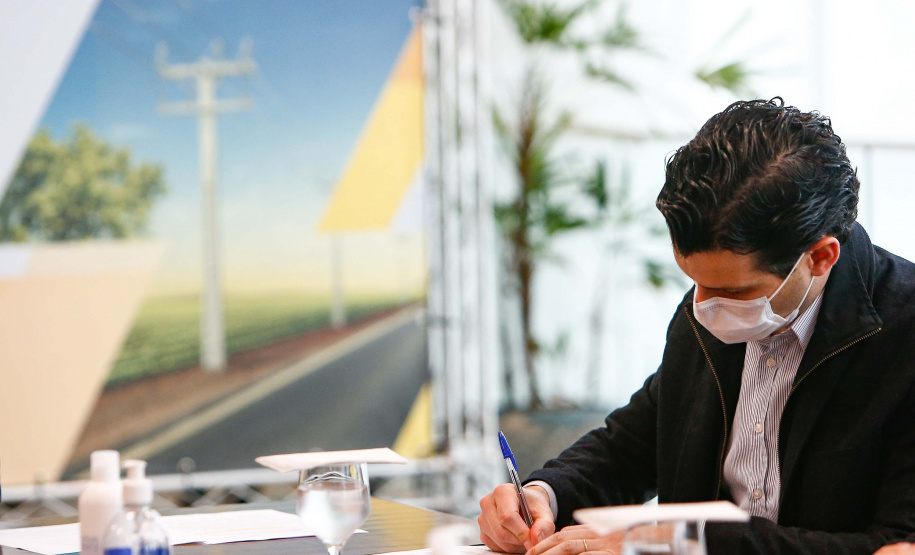 A Copel vai investir R$ 34,6 milhões em quatro projetos de Pesquisa e Desenvolvimento (P&D) na área de armazenamento de energia elétrica no Paraná.
A ordem de serviço para o início das intervenções foi assinada nesta quarta-feira (02), no Palácio Iguaçu, pelo governador Carlos Massa Ratinho Junior, pelo diretor-presidente da Copel, Daniel Pimentel Slaviero e pelo diretor da Aneel, Sandoval de Araújo Feitosa Neto. Foto: Jonathan Campos/AEN