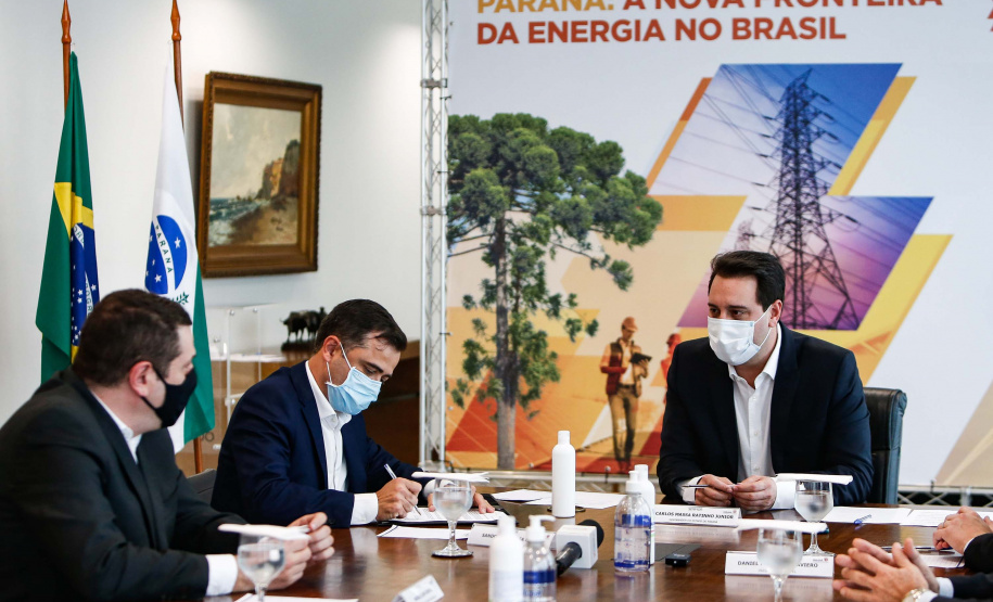 A Copel vai investir R$ 34,6 milhões em quatro projetos de Pesquisa e Desenvolvimento (P&D) na área de armazenamento de energia elétrica no Paraná.
A ordem de serviço para o início das intervenções foi assinada nesta quarta-feira (02), no Palácio Iguaçu, pelo governador Carlos Massa Ratinho Junior, pelo diretor-presidente da Copel, Daniel Pimentel Slaviero e pelo diretor da Aneel, Sandoval de Araújo Feitosa Neto. Foto: Jonathan Campos/AEN