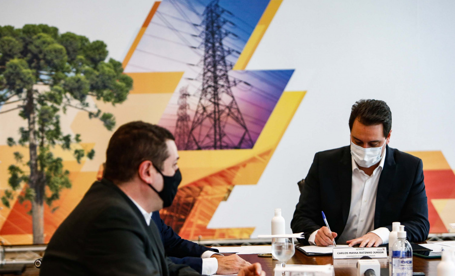 A Copel vai investir R$ 34,6 milhões em quatro projetos de Pesquisa e Desenvolvimento (P&D) na área de armazenamento de energia elétrica no Paraná.
A ordem de serviço para o início das intervenções foi assinada nesta quarta-feira (02), no Palácio Iguaçu, pelo governador Carlos Massa Ratinho Junior, pelo diretor-presidente da Copel, Daniel Pimentel Slaviero e pelo diretor da Aneel, Sandoval de Araújo Feitosa Neto. Foto: Jonathan Campos/AEN